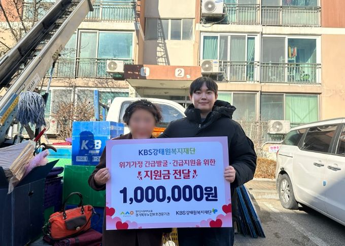 이○○어르신과 경기북부노인보호전문기관 이상윤 주임이 기념사진을 촬영하고 있다.