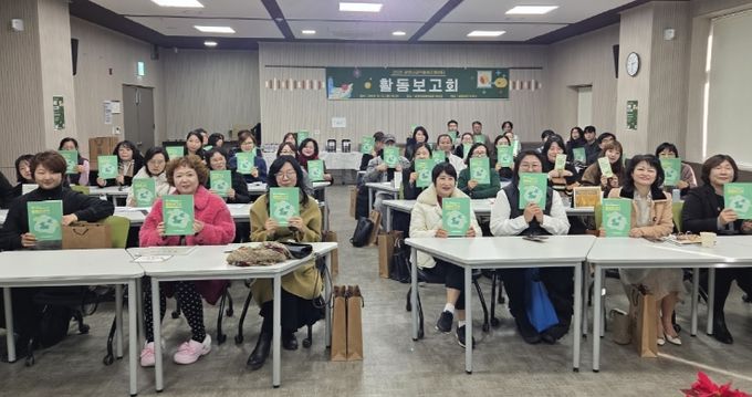 지난 12일 광명시평생학습원에서 공익활동지원센터 활동보고회를 개최하고 기념사진을 촬영하고 있다.
