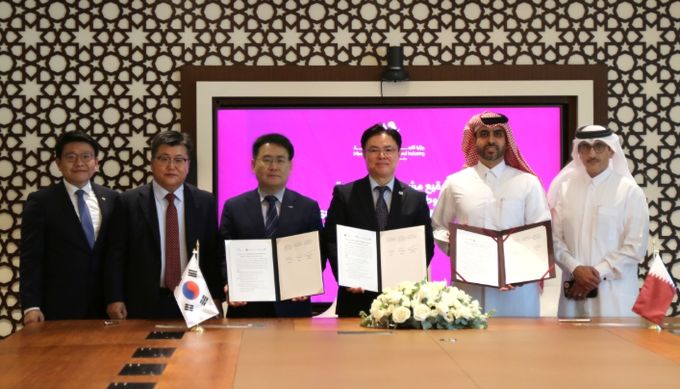 목성호 지식재산처 차장(왼쪽 4번째)이 모하메드 빈 하산 알 말키(Mohammed bin Hassan Al Malki) 통상산업부 차관(왼쪽 5번째) 및 윤병수 한국특허전략개발원장(왼쪽 3번째)과 ‘카타르 국가 지식재산 전략 계획 수립 계약’을 체결한 후, 기념촬영을 하고 있다.