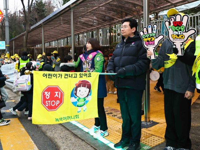 이상일 용인특례시장은 16일 기흥구 중일초에서 등굣길 교통지도 봉사와 함께 통학로 안전을 점검했다