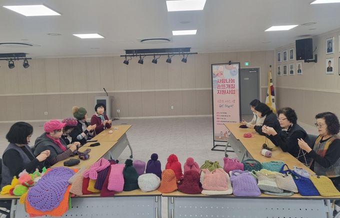용인특례시 중앙동, 취약계층 나눔 실천하는 ‘사랑나눔 손뜨개질 사업’ 운영