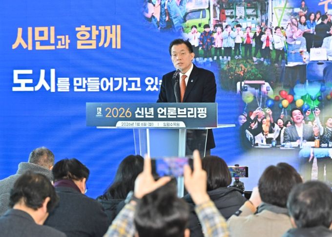 이재준 수원시장이 2026년 신년 브리핑에서 수원의 미래를 이야기하고 있다.