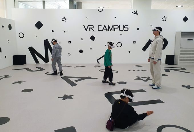 잡월드 미래직업관 내 ‘한국폴리텍대학 반도체VR캠퍼스’에서 반도체 8대 공정을 가상현실(VR)로 체험하고 있는 모습
