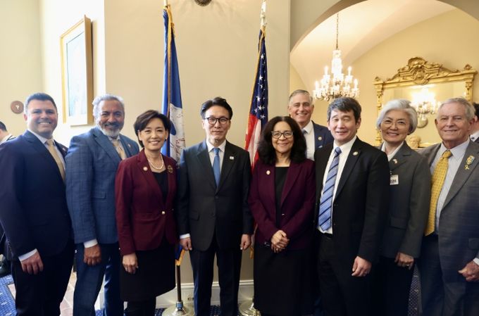 미국을 방문 중인 김민석 국무총리가 22일(현지시간) 미국 의사당을 방문, 하원 주요 인사들과 오찬 간담회를 하고 있다.