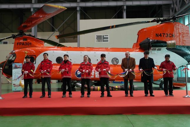 이용권 산림청 산림재난통제관(왼쪽 네번째)이 시누크 헬기 도입식에 참석해 관계자들과 기념촬영을 하고있다.