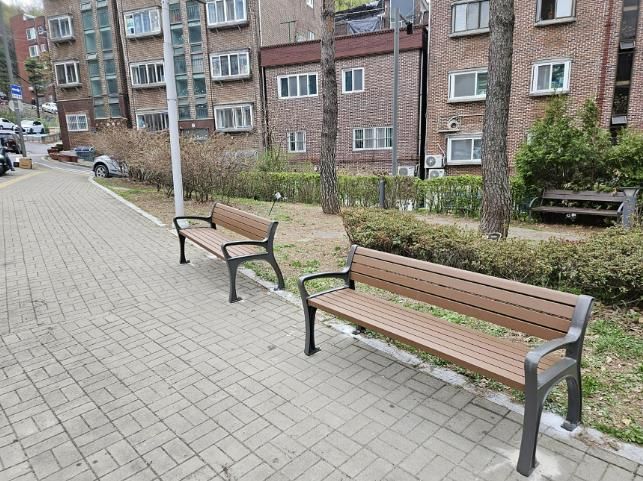 중원구 은행동 경사로 주변에 설치된 휴식용 벤치 모습