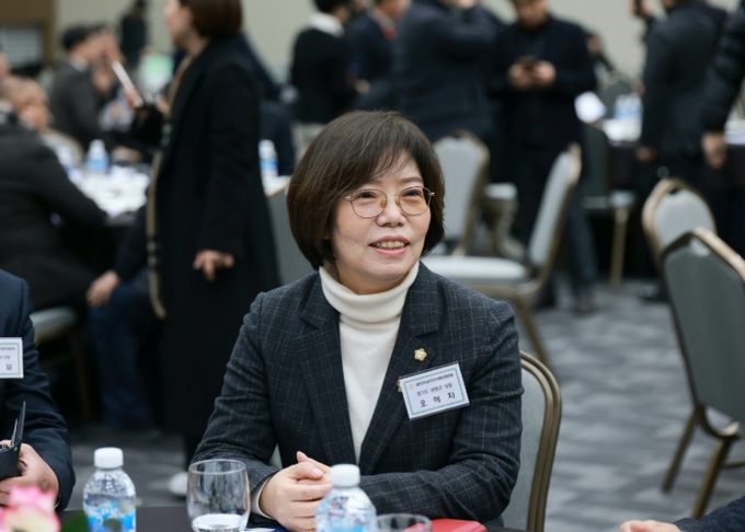 양평군의회 오혜자 의장이 총회 참석하여 회의를 참관하고 있다.