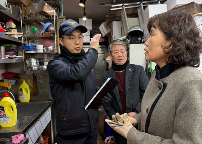 최혜민 광명시 부시장(사진 오른쪽)이 2일 광명전통시장 유관기관 합동 안전점검에 나서 안전 점검을 하고 있다.