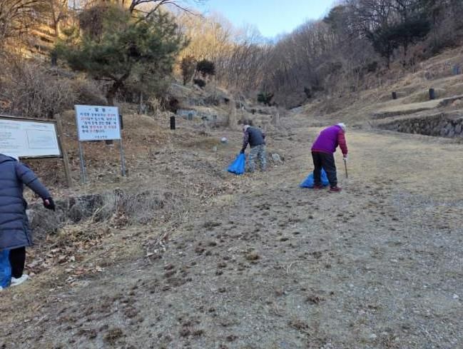 기흥구는 설을 맞아 지곡동 공동묘지 일원을 정비했다