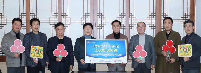 왼쪽부터 대한주택건설협회 경기도회 이사 박세훈, 대한주택건설협회 경기도회 감사 이재빈, 대한주택건설협회 이사 김광국, 대한주택건설협회 경기도회 회장 지재기, 평택시장, 대한주택건설협회 경기도회 부회장 심경수, 대한주택건설협회 경기도회 대의원 조용성, 평택행복나눔본부 나눔국장 황성식