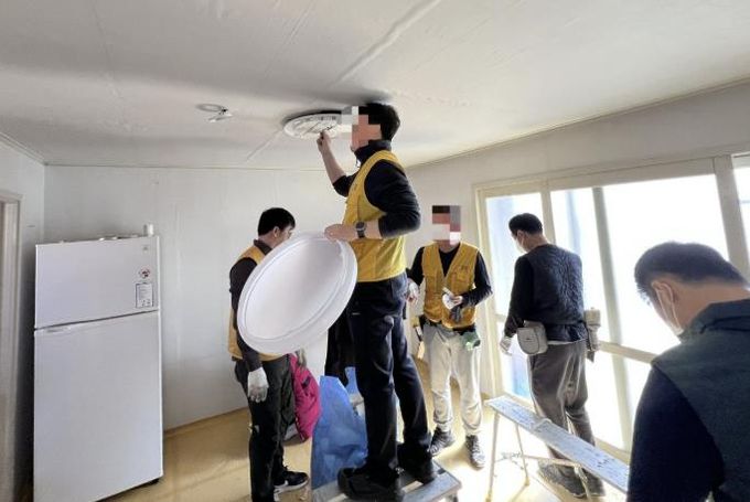 수정인테리어기술전문학원, 수원시 장안구 조원1동 홀몸어르신 가구에 무료 도배 봉사