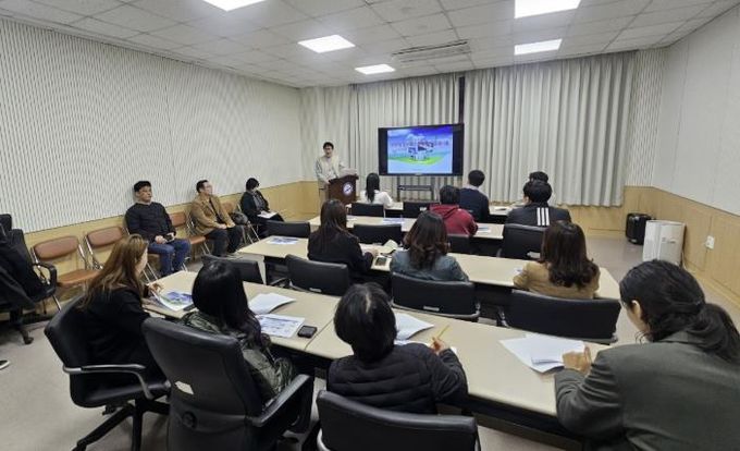 스마트도시 실무자들이 26일 도시정보센터 회의실에서 ‘AI 데이터 플랫폼’ 교육을 듣고 있다.