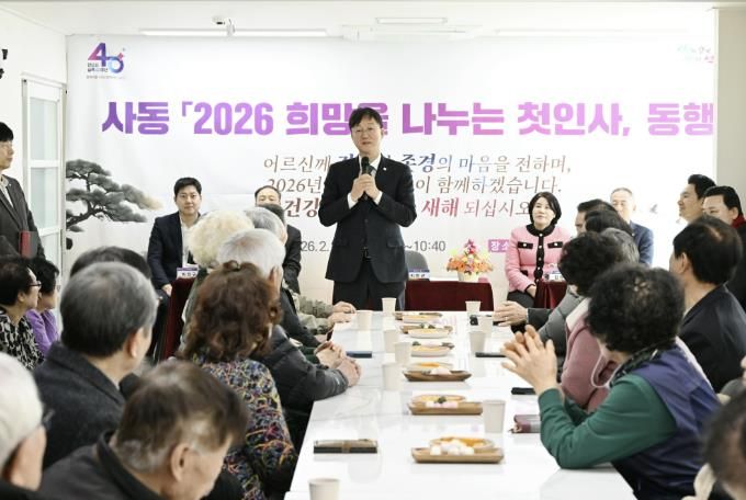이민근 안산시장이 26일 사동 시곡경로당에서 진행된 '2026 희망을 나누는 첫인사, 동행'에서 발언하고 있다.