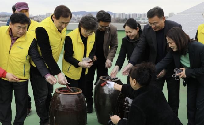 수원시 팔달구 화서1동 지역사회보장협의체, 엄마손 수제 된장 담그기 행사 추진