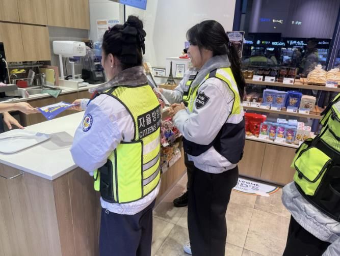 시흥시 거북섬동 자율방범대, 불법광고물 근절 캠페인 추진…쾌적하고 안전한 도시 환경 조성