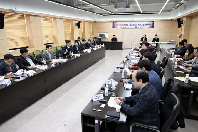 이민근 안산시장이 12일 안산시청에서 열린 ‘상록수역세권 개발 타당성 조사 용역’ 중간보고회에서 사업 방향에 대해 논의하고 있다.