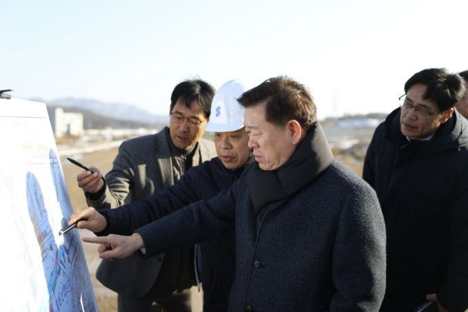 박승원 광명시장이 지난 2월 광명시흥 테크노밸리 공사 현장을 방문해 진행 현황을 점검하고 있다