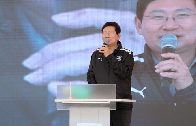 28일 동백호수공원에서 열린 동백2동 주민자치 작품발표회에 참석한 이상일 시장이 축사를 하고 있다