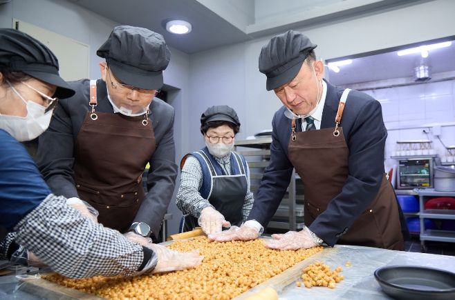 이충우 여주시장, 여주시니어클럽 공동체사업단 현장 찾아 노인일자리 참여자 격려